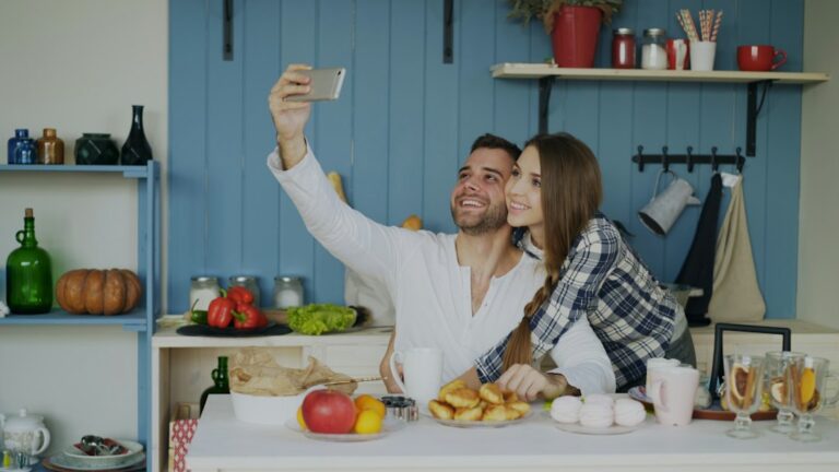 Pareja adulta utilizando un celular