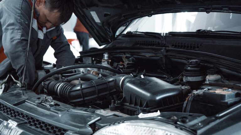 Mecánica revisando el motor de un automóvil