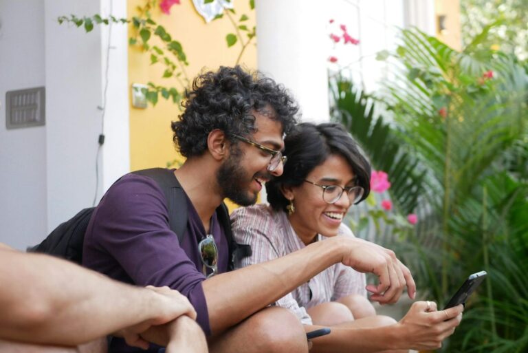 Pareja adulta utilizando un celular